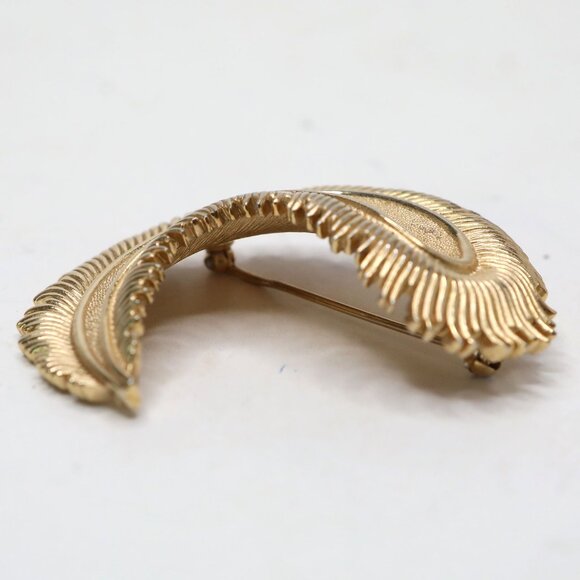 Vintage CROWN TRIFARI Signed Gold Tone Textured Feather Brooch Pin Mid-Century - Picture 9 of 11